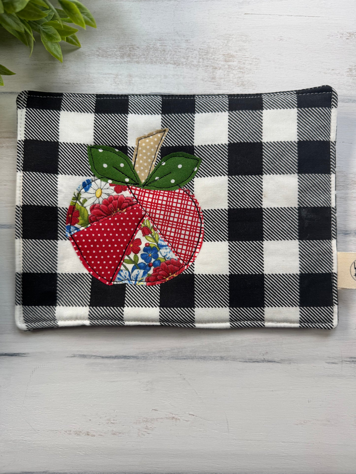 Patchwork apple mug rug