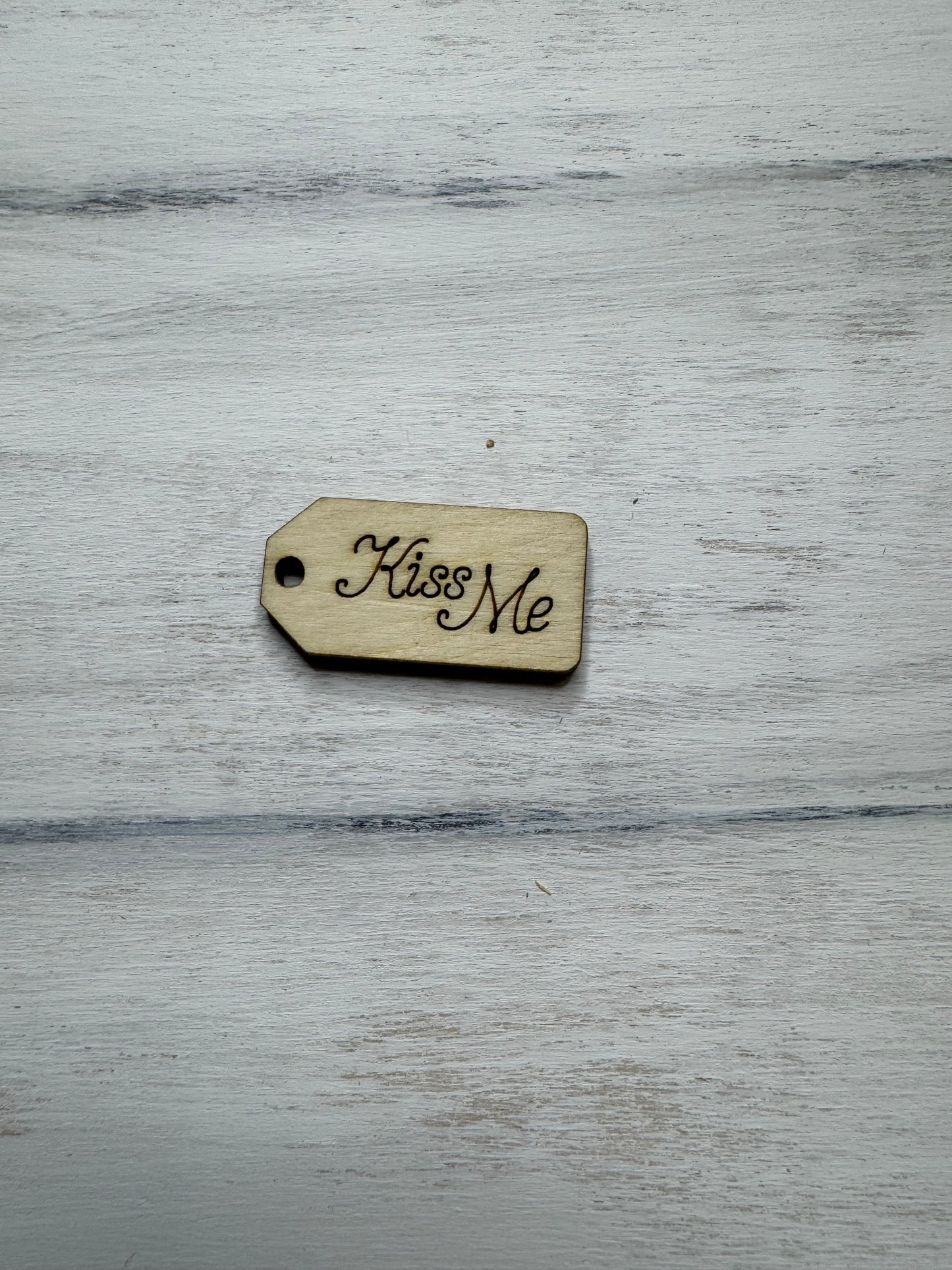 Kiss me wooden tag