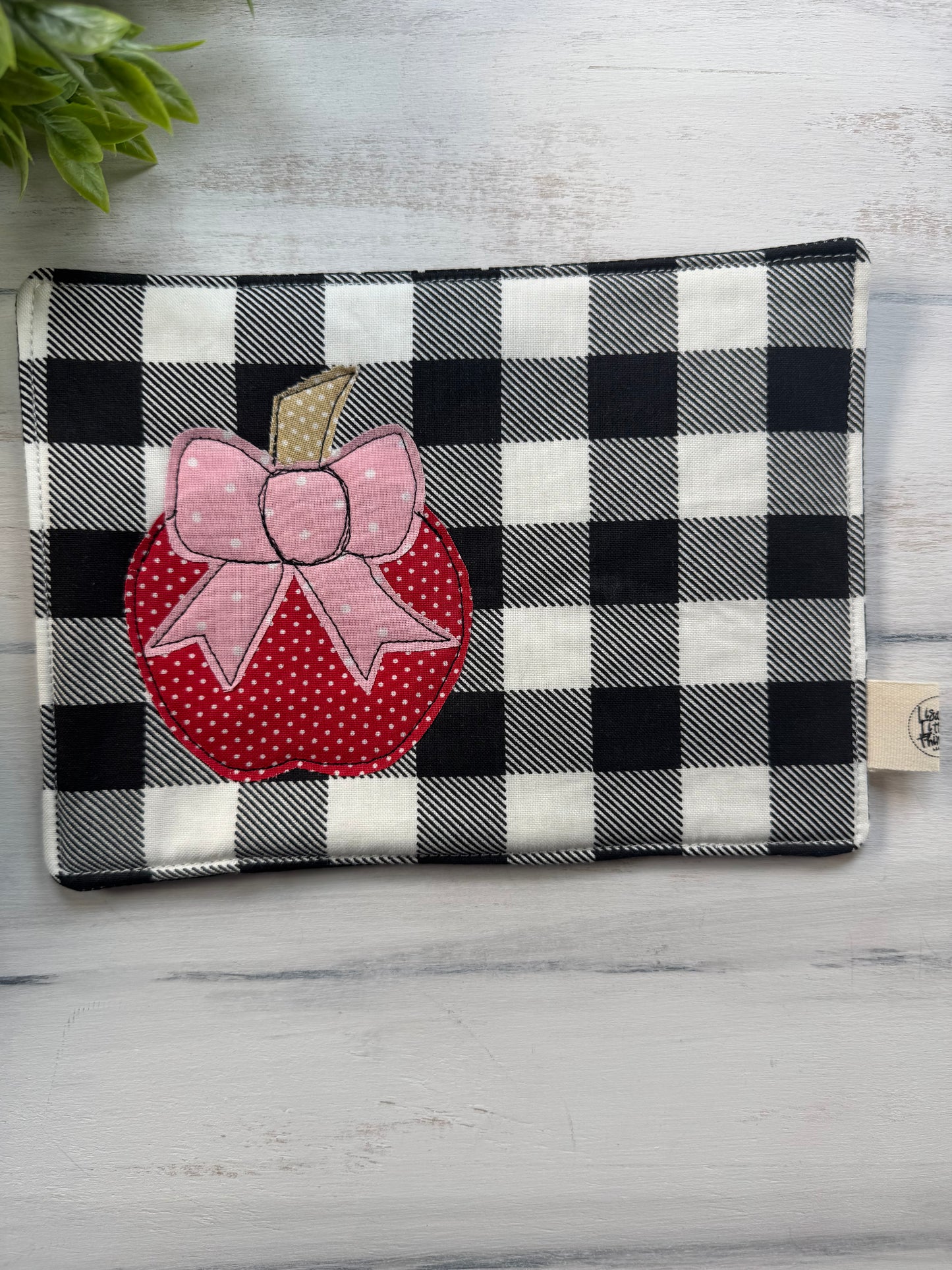 Apple with bow mug rug
