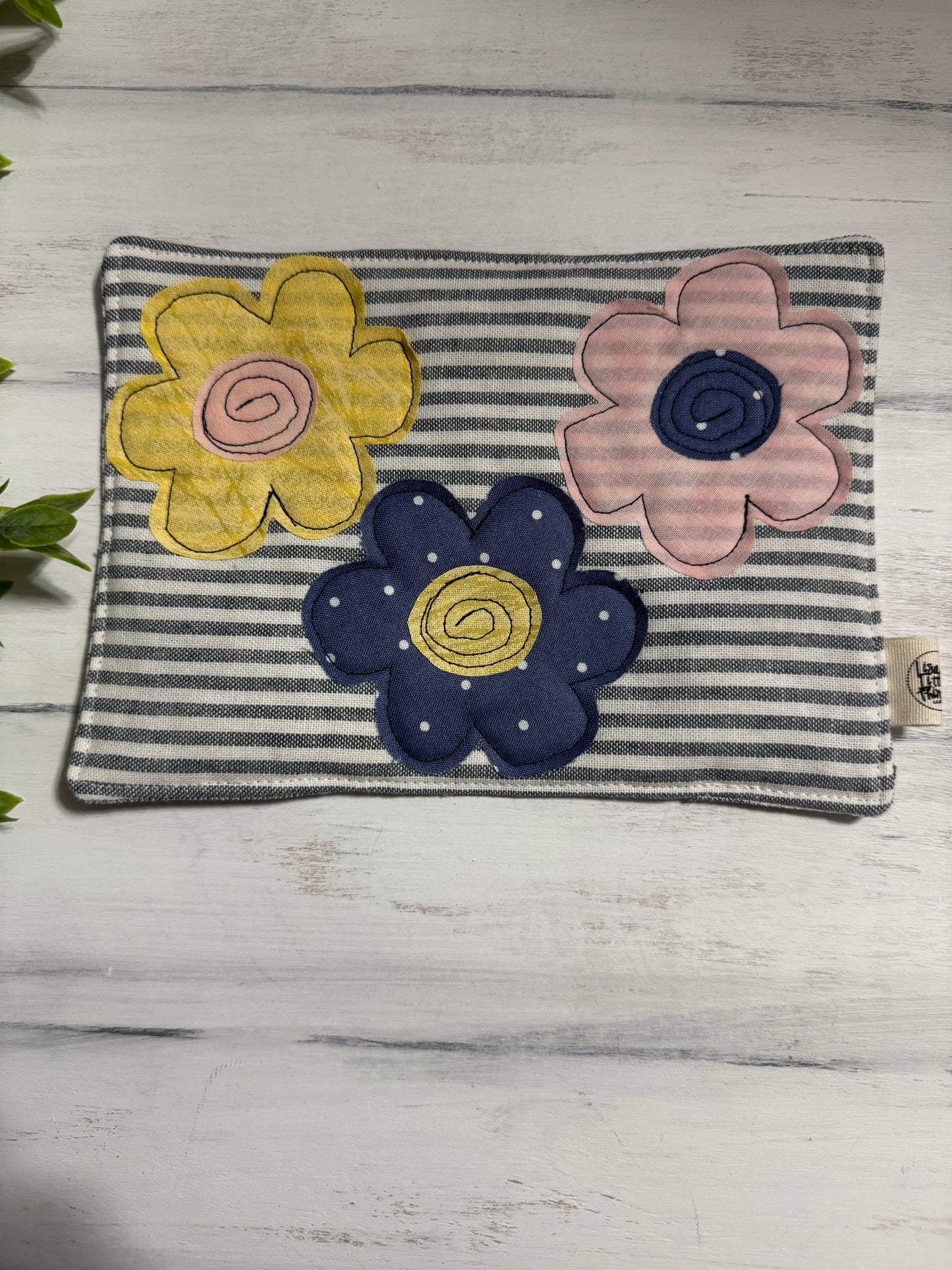 3 flowers mug rug